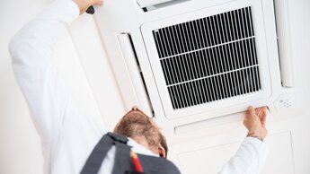 Installation einer Klimaanlage | © Adobe Stock