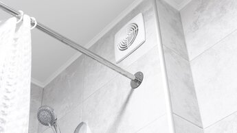 Badezimmerlüfter in moderner Innenarchitektur | © Adobe Stock
