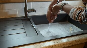 Überlaufende Küchenspüle, verstopfter Abfluss | © Adobe Stock
